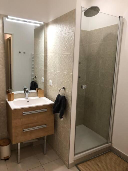 איסי-לה-מולינו Brand New 1 Bedroom Flat With Parking- 5 Min Paris Pte De Versailles מראה חיצוני תמונה